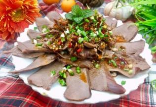 再把17淋再19的表面后，再撒上葱花