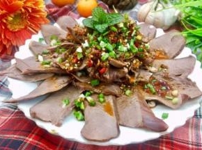 再把17淋再19的表面后，再撒上葱花