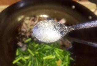 用炒出来的腊肉油炒蒜苔放入少许白糖调味