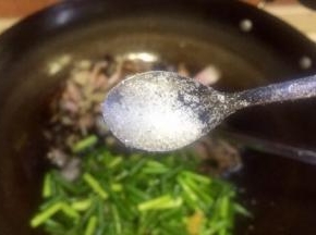 用炒出来的腊肉油炒蒜苔放入少许白糖调味
