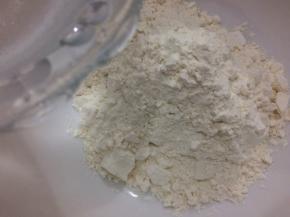 将水慢慢的倒入面粉中