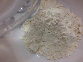 将水慢慢的倒入面粉中