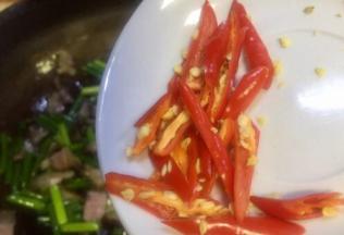 再放入红椒将所有食材炒匀，即可光火盛盘