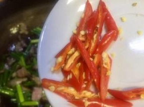 再放入红椒将所有食材炒匀，即可光火盛盘