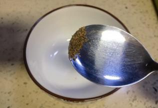 取碗放入五香粉