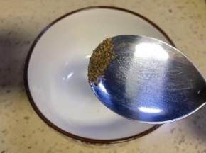 取碗放入五香粉