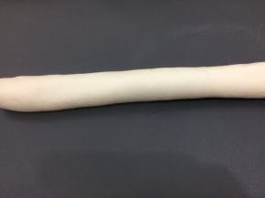 饧好的面团搓成长条