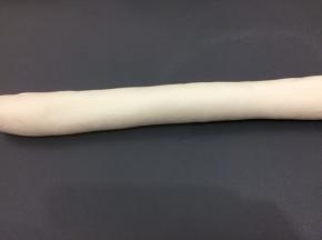饧好的面团搓成长条
