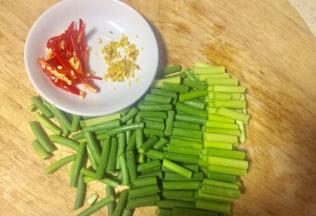 蒜苔洗净切短节，红椒切小条老姜切末