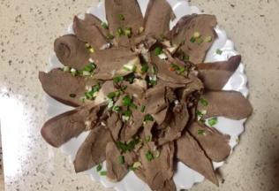 冷一下切片，摆出你喜欢的造型，先撒一些葱花在表面