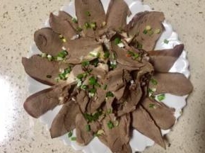 冷一下切片，摆出你喜欢的造型，先撒一些葱花在表面