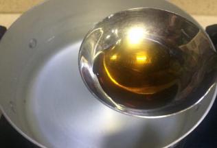 大火，锅里加入能够漠过煮猪心的水，加入一勺料酒