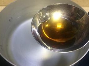 大火，锅里加入能够漠过煮猪心的水，加入一勺料酒