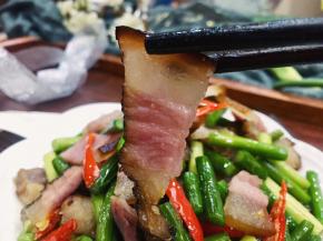 晶莹剔透的腊肉喝上一杯小酒