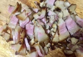 腊肉切小片