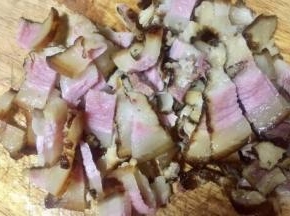 腊肉切小片