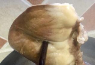 现在用筷子插无血水溢出证明猪心煮好了