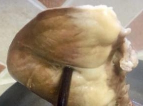 现在用筷子插无血水溢出证明猪心煮好了