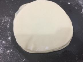 然后在放上第二张饼，在刷上油，以此类推