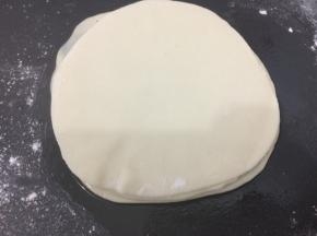 然后在放上第二张饼，在刷上油，以此类推