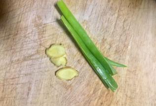 准备好老姜切片大葱叶