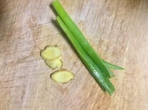 准备好老姜切片大葱叶
