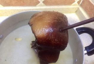 用筷子穿刺腊肉皮如果可以穿入就达到煮的效果就捞出