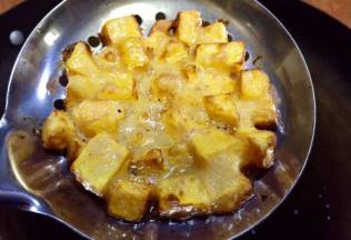 炸至金黄色，表皮开始变脆