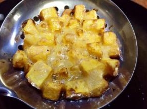炸至金黄色，表皮开始变脆