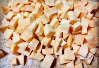 把红薯切成食指见宽的方丁