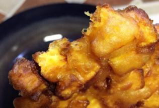 炸至焦黄色捞起，实在是忍不住馋虫作怪，做好的第一个就来上了一口，一口下去先是焦脆嚓嚓，然后是浓郁软软甜甜的红薯，完全复刻了记忆中的那口幸福满足的红薯饼