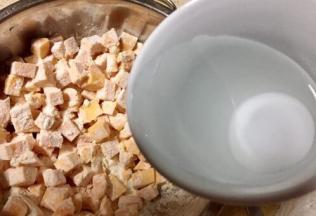 放入50克左右的水