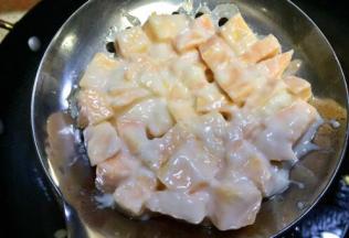 然后把8舀到漏勺里摊平