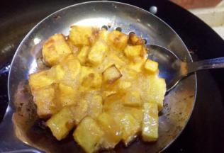 用小勺沿红薯饼底部脱模，然后漏勺继续循环从10开始的步骤