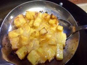 用小勺沿红薯饼底部脱模，然后漏勺继续循环从10开始的步骤