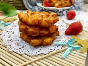 金黄焦脆且边缘红薯丁自然的线条是不是看起很有个性呢！这么成功，来张成品图纪念一下。