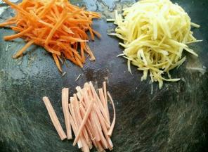 胡萝卜、火腿肠、土豆，分别切丝。