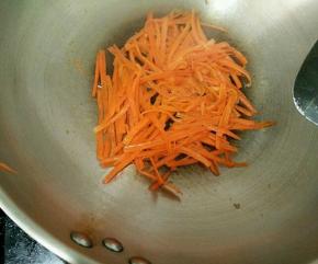 热锅凉油下胡萝卜丝，稍微煸炒一下。