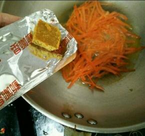 加入适量热水和半块咖喱，小火煮到咖喱融化。