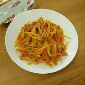 翻炒均匀后盛出备用。