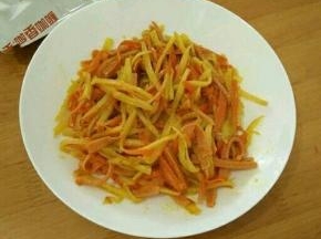 翻炒均匀后盛出备用。