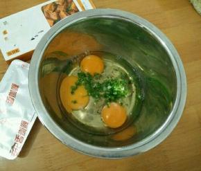 鸡蛋加入切碎的葱花和一点点盐，打散。