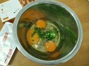 鸡蛋加入切碎的葱花和一点点盐，打散。