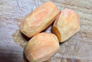 红心红薯洗净去皮