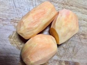 红心红薯洗净去皮