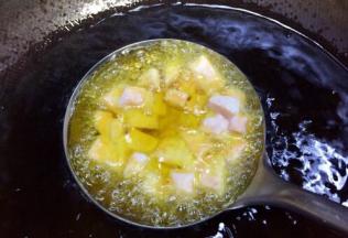 油温7层热时放入锅里油炸