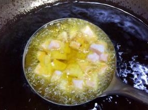油温7层热时放入锅里油炸