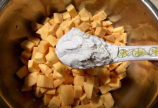 装入一个较大较深的盆里，放入面粉