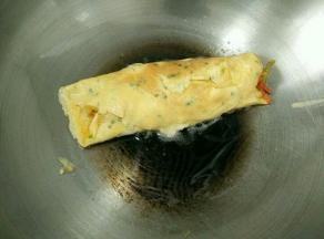 然后把蛋饼卷起来，再煎一分钟即可出锅。