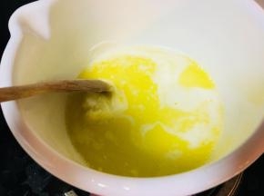 将发酵黄油放入锅中，小火加热。